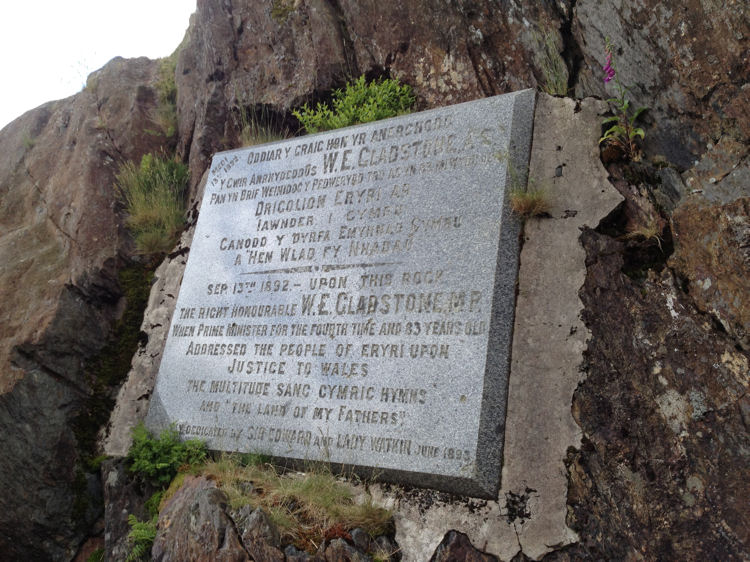 The plaque on Gladstone Rock commemorating the opening of the path to the summit
