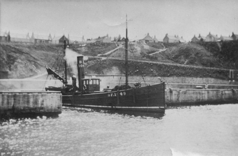 Steam drifter ‘Trident’ BF1049 leaving Portknockie Harbour